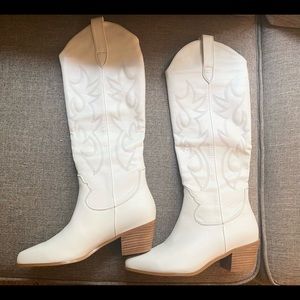 NEW with box - Ballerini by Billini White Western Boots. Women’s Sz 9